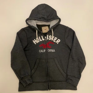 Vintage Hollister zip hoodie L - Vintage Hollister zip up hoodie archive //  Storlek L //  Mycket bra skick //  Skriv vid minsta fråga eller fundering💯🤝
