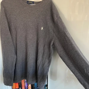 Grå långärmad tröja Polo Ralph Lauren - Säljer en stilren grå långärmad tröja från Polo Ralph Lauren. Tröjan är i 100% bomull storlek L men jag som är en S har andvändigt den som oversised tröja! Perfekt för lager-på-lager och chill vardagsstil.