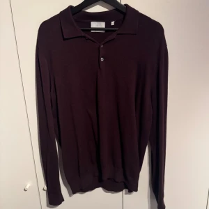 Långärmad piké - Långärmad piké från bläck. Den är vinröd i storlek M knappt använd. Nypris 699 säljer för 350kr.