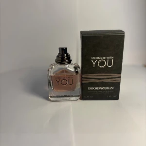 Stronger With You 30ml EdT - Emporio Armani Stronger With You Eau de Toilette, 30 ml. En modern och stilren parfym som passar dig som vill sticka ut. Perfekt storlek att ta med överallt.
