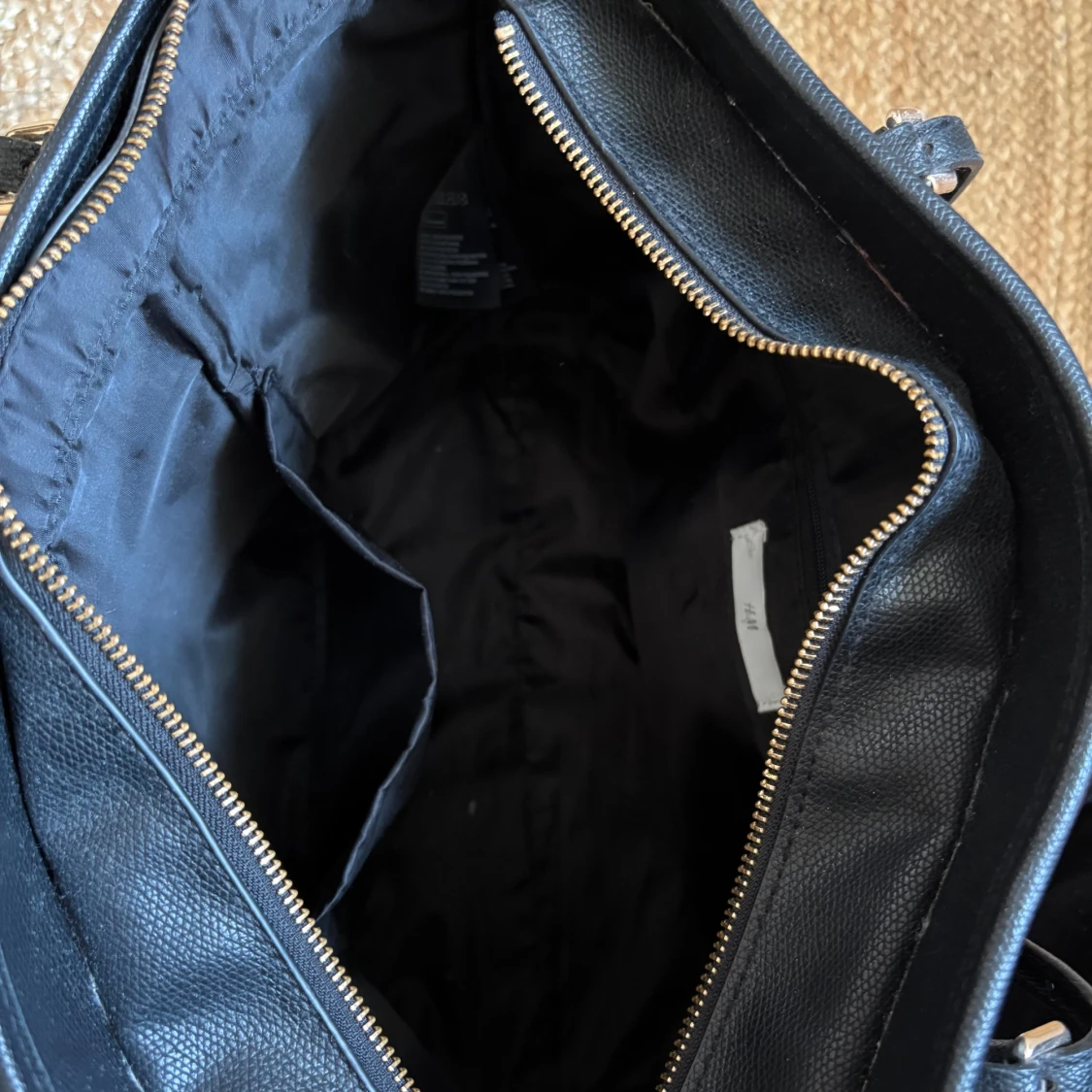 Svart axelväska från H&M i skinnimitation - 2
