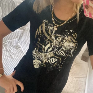 Cool tshirt - Säljer den här coola tröjan med ett speciellt mönster som jag köpt för 150 kr från en second hand butik i Danmark.