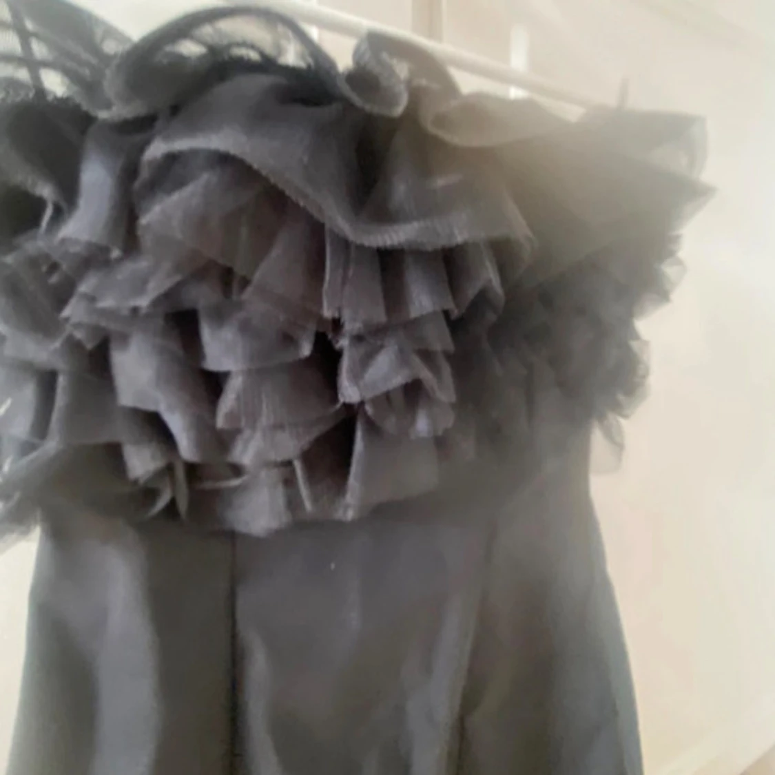 Svart kort klänning med volang - 2