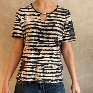 T-Shirt SIGNATURE - En randig T-Shirt från SIGNATURE. Storlek M, men passar S också! Jättefint skick!😄Skriv vid frågor/ funderingar/ mått!🖤🤍PRISET ÄR ALLTID DISKUTERBART!😍