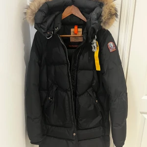 Parajumpers | Women’s black long jacket - In women’s size M. Used a little bit but still as new. 100% original and easy to legit check just by checking the serial code & QR code. Please feel free to send an offer (bought 1K€ as new)
