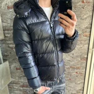 Ralph Lauren Jacka - Mycket fint skick, inga defekter. Storlek 48/S passar dig som är mellan 175-185cm. Nypris ca 6000kr. Modellen är 185 cm, 79 kg. Passar bra nu till vintern! Skriv för mer information!🤝Finns den defekt 