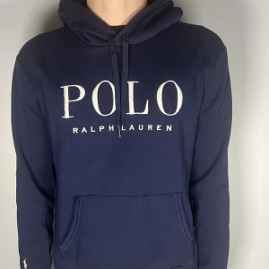 Ralph Lauren hoodie - Säljer en extremt snygg och eftertraktad Polo Ralph Lauren hoodie i fint skick, storlek M, vid frågor är det bara att skriva //Gramenti