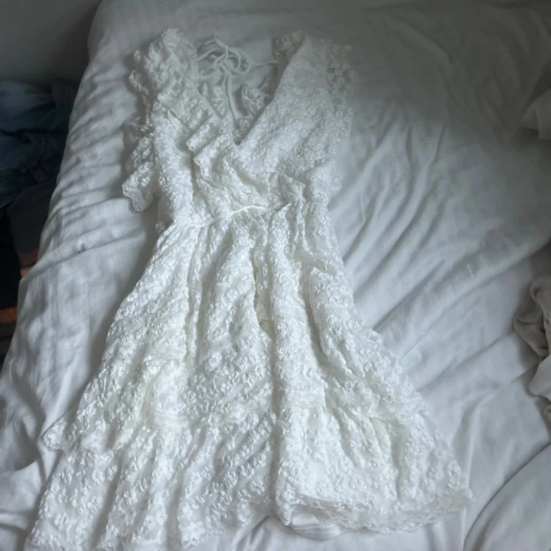 Vit spetsklänning med volanger - 3