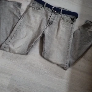 Replay Jeans - Ett par snygga replay Jeans som passar dig som är mellan 160 och 170 cm och W28. inga deefekter och är som nya, kontakta mig för mer frågor. MVH DANTE 