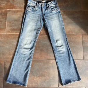 Gina Tricot jeans - Super fina low waist boot cut jeans i storlek 170. Fint skick, säljs då de är för korta för mig. Orginal pris är 359,95kr