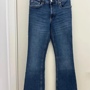 Blå bootcut jeans  - Snygga blå bootcut jeans från Gina Tricot. Storlek 36. Låg midja. Jeansen har en lätt tvättad look och är tillverkade i stretchig denim för extra komfort. Perfekta för dig som gillar en tidlös och trendig stil.