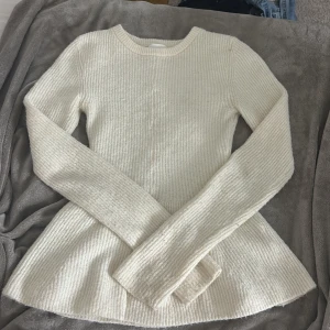 Vit stickad tröja från H&M XS - Supermysig vit stickad tröja från H&M i storlek XS. Tröjan har rund halsringning, lång ärm och en lätt utsvängd passform nertill. Perfekt för lager-på-lager och chill dagar.