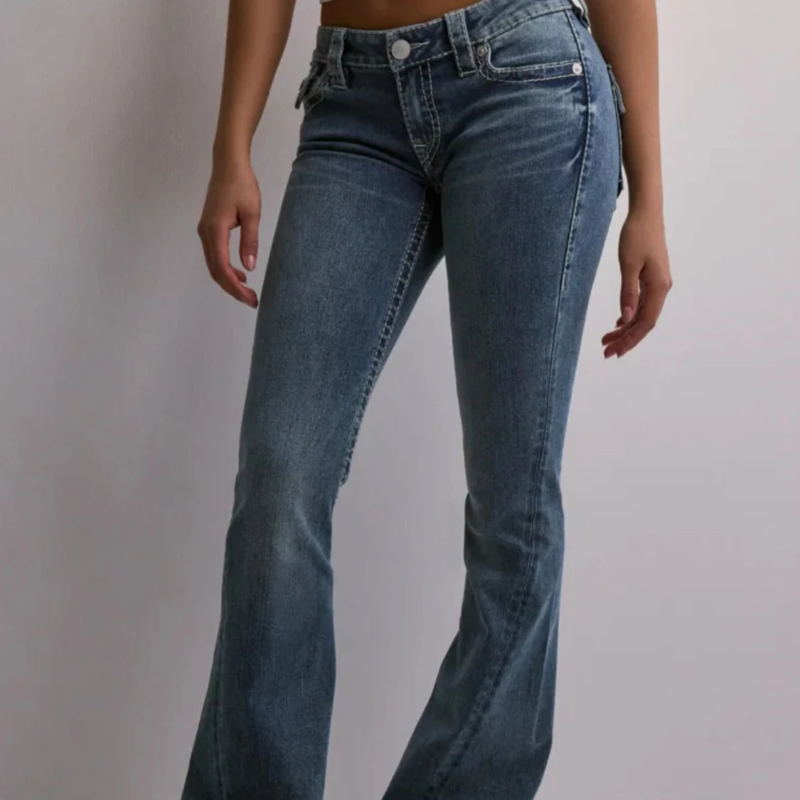 Blå bootcut jeans med broderade fickor - 1