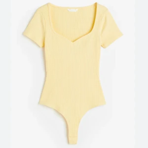 Gul body  - Helt ny  med prislapp kvar från Sellpy!