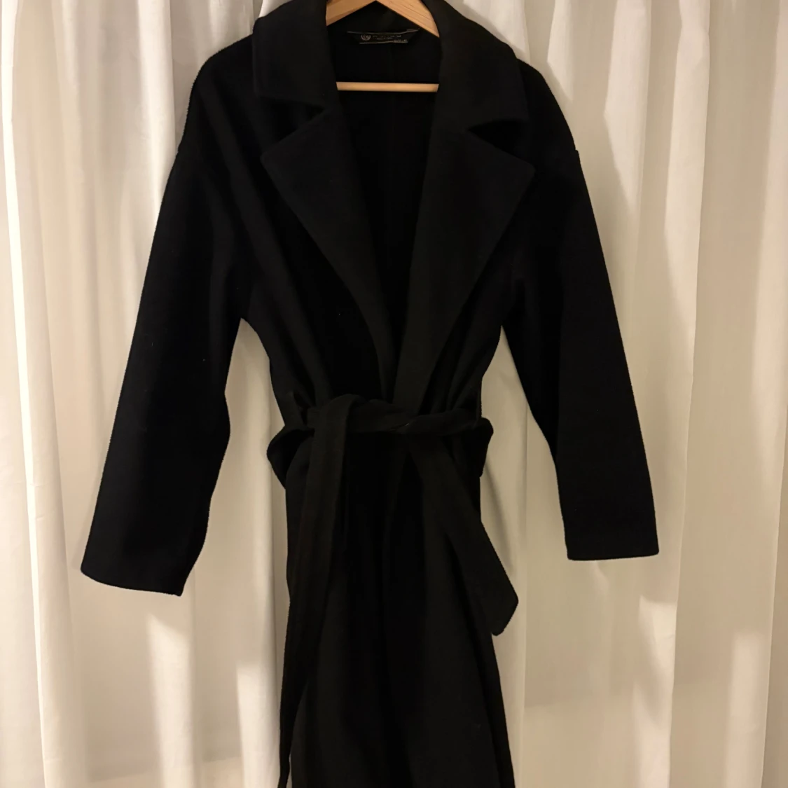 Svart kappa med bälte och krage - 1