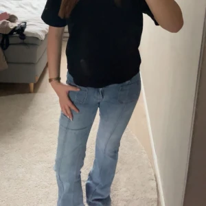 Blåa low waist jeans från Madlady - Säljer ett par ljusblå  jeans från Madlady i storlek EU34 🩷 säljer för av att jag inte andvänder dem!! Väldigt bra skick 🩷