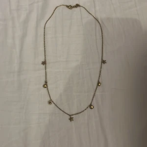 Edblad halsband ”beachcomber”  - Säljer detta superfina halsbandet från Edblad då jag inte har användning av den längre. Tror inte den säljs längre på deras hemsida men den är köpt i butik för ca 2 år sen, nypriset då var 399kr💕