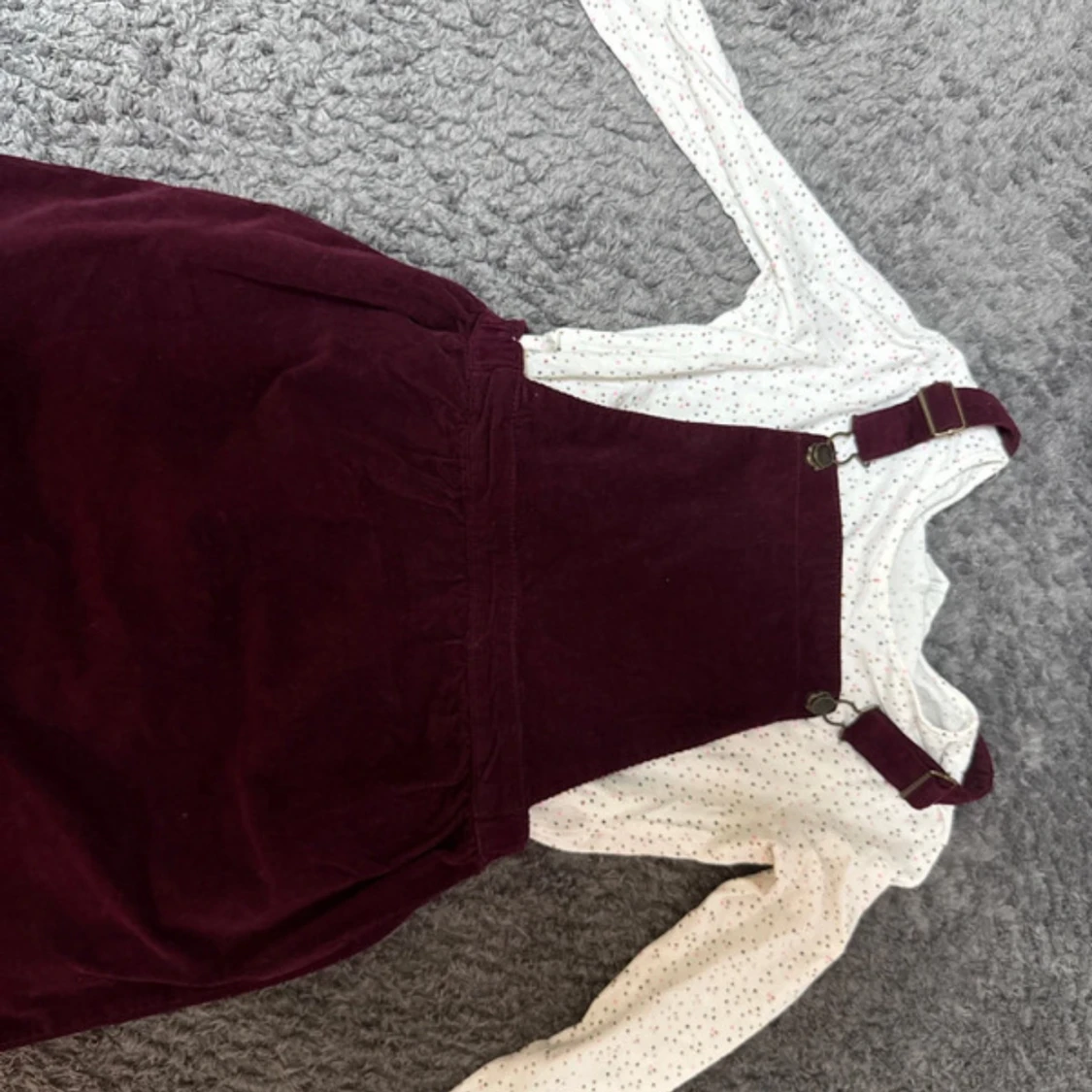 Vinröd manchesterklänning med hängslen - 2