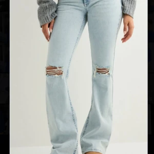Lågmidjade bootcut jeans  - Säljer mina supersnygga lågmidjade bootcut jeans från Nelly som inte används längre. Inga defekter! Nypris 699💕