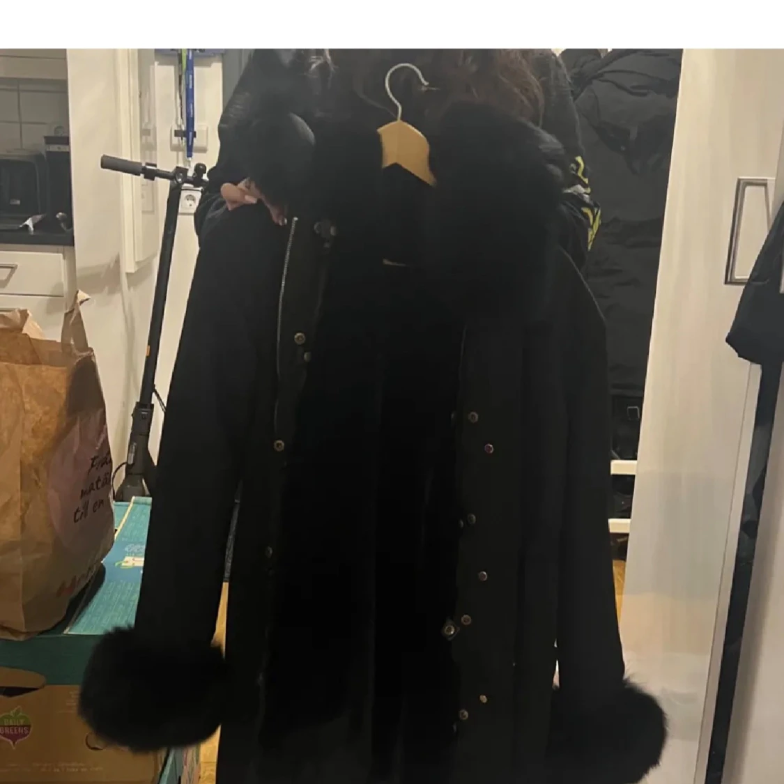 Svart pälsjacka med fluffiga detaljer