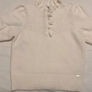 Stickad tröja Holly & Whyte - Supergullig stickad tröja i strl S. Tyvärr liten fläck enligt bild, men syns knappt när man har den på sig. Billig pga detta.