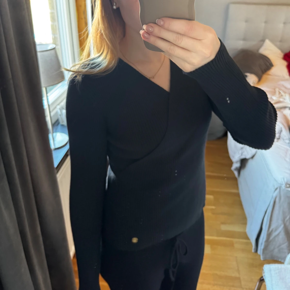 Svart omlottstickad tröja - 2