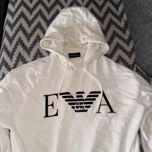 Vit hoodie från Emporio Armani - Vit Armani hoodie me en stor logga framtill. Bra material och är väldigt mjuk. Pris kan diskuteras 👊