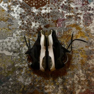 Svarta sneakers Jordan nu Air 200e med vit sula - Säljer ett par svarta Jordan sneakers med vit och svart sula och synlig luftbubbla. Skorna har snörning, mesh och syntetdetaljer samt diskret Jumpman-logga på hälen. Perfekta för dig som gillar sportig och street-inspirerad stil. Använda men sköna