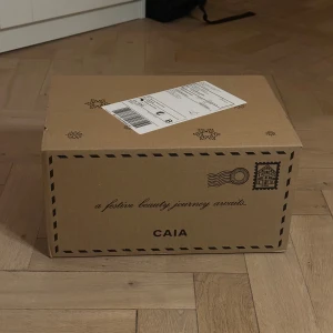 CAIA Adventskalender  - Säljer CAIA Advent Calendar fylld helt oöppnad kartong. Mötes helst i Stockholm ☺️