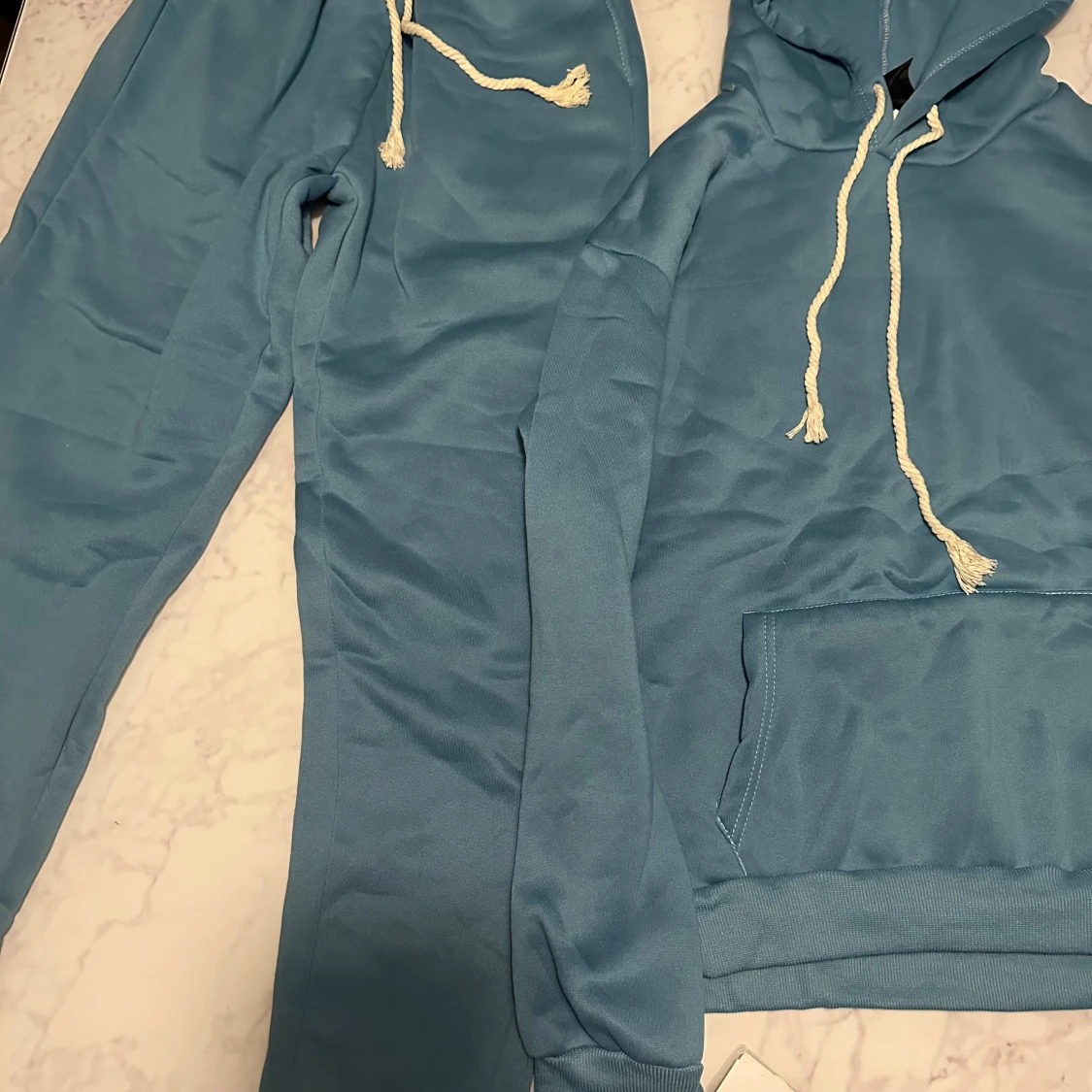 Blå hoodie med vit snörning - 2