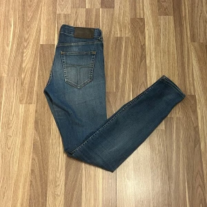 Tiger Of Sweden 29/32 - Nu säljer vi ett par stilrena tiger of sweden jeans. De är blå med lite ljusare nyans vid knäna som man tydligt ser på bilden. Storleken är 29/32, och modellen är slim. För mer information/frågor/bilder/prisdiskutering m.m så är det bara att höra av sig!☺️