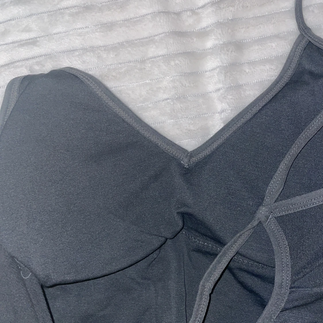 Två tränings-toppar med smala band - 1