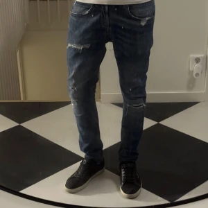 Blå skinny jeans från Dondup - Säljer ett par blå jeans från Dondup, modell George. Jeansen. Storlek 30. Färg blå. Hör av dig vid frågor eller funderingar.