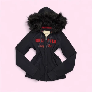 Hollister fur hoodie - ✨ Säljer en unik fur hoodie från märket (Hollister) ✨ Pälsen är ditsatt i efterhand för en personlig och trendig look. Storleken är (S), men den kan även passa (Xs) beroende på önskad passform. Eftersom plagget är second hand kan mindre defekter jag missat förekomma! – se gärna min bio för mer info.  💎 Priset är fast och ej förhandlingsbart.  Tvättråd: Handtvätta i ljummet vatten, var försiktig med pälsen, alternativt tvätta tröjan i en tvättpåse i tvättmaskinen 30-40grader. Undvik torktumlare.