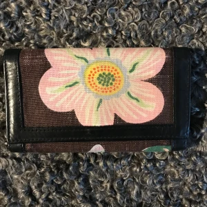 Josef Frank, Svenskt Tenn plånbok  - Josef Frank, Svenskt Tenn fin plånbok med ett stort blommönster i rosa på brun botten. Plånboken har svarta läderdetaljer och flera fack för kort och mynt. Lite sliten på tyget. Tyvärr blir dessa plånböcker det. Hämtas på Hägerstensåsen eller ök 👛