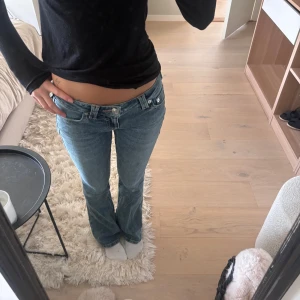 True Religion bootcut jeans låg midja - Säljer ett par jeans från True Religion med bootcut och låg midja. Jeansen har snygga detaljer på bakfickorna och patch bak i midjan. Byxorna är knappt använda🩷🩷