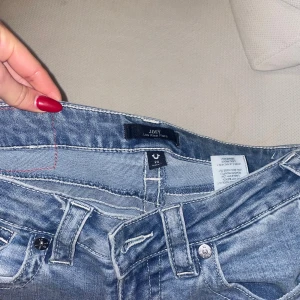 True Religion Joey Low Rise Flare Jeans - Snygga blå jeans från True Religion, modell Joey Low Rise Flare storlek 24. Låg midja och utsvängda ben, knappt använda ca 3 gånger inga tecken på användning köppta på Nelly för 1300 