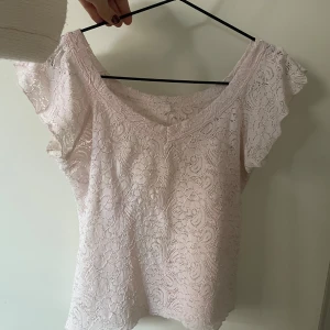Supersöt ljusrosa spetstopp - Superfin spetstopp köpt här på Vinted, har några trådar som sticker ut men syns knappt (om man vill ha bilder på de är det bara att fråga)🤍 Storlek S