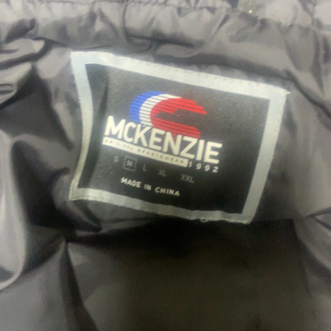 Svart pufferjacka med fuskpäls från McKenzie - 2