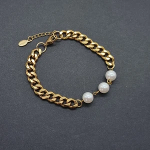 Guldarmband med pärlor  - Stilrent armband. Material rostfritt stål.  