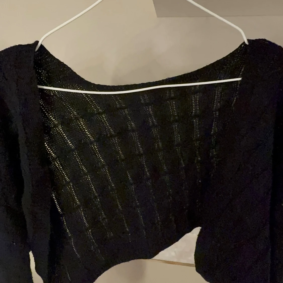 Svart croppad stickad tröja - 1