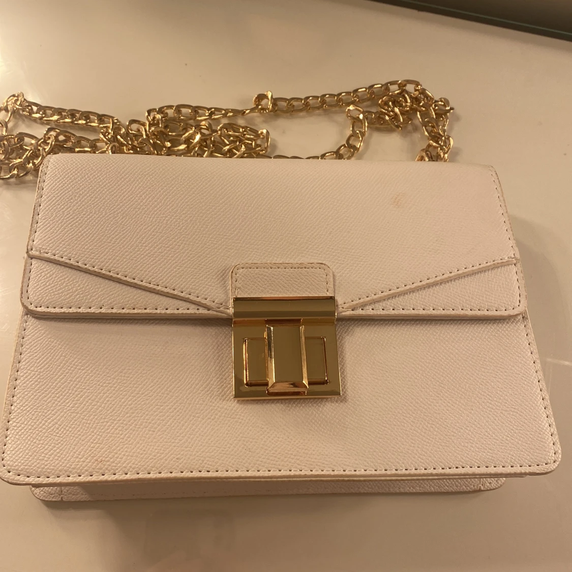 Vit axelväska med guldkedja - 1
