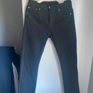 Levis 501 - Levis 501. Storlek 30/32. Skick 9/10 använda 2/3 gånger. OBS lappen är ej kvar på byxorna