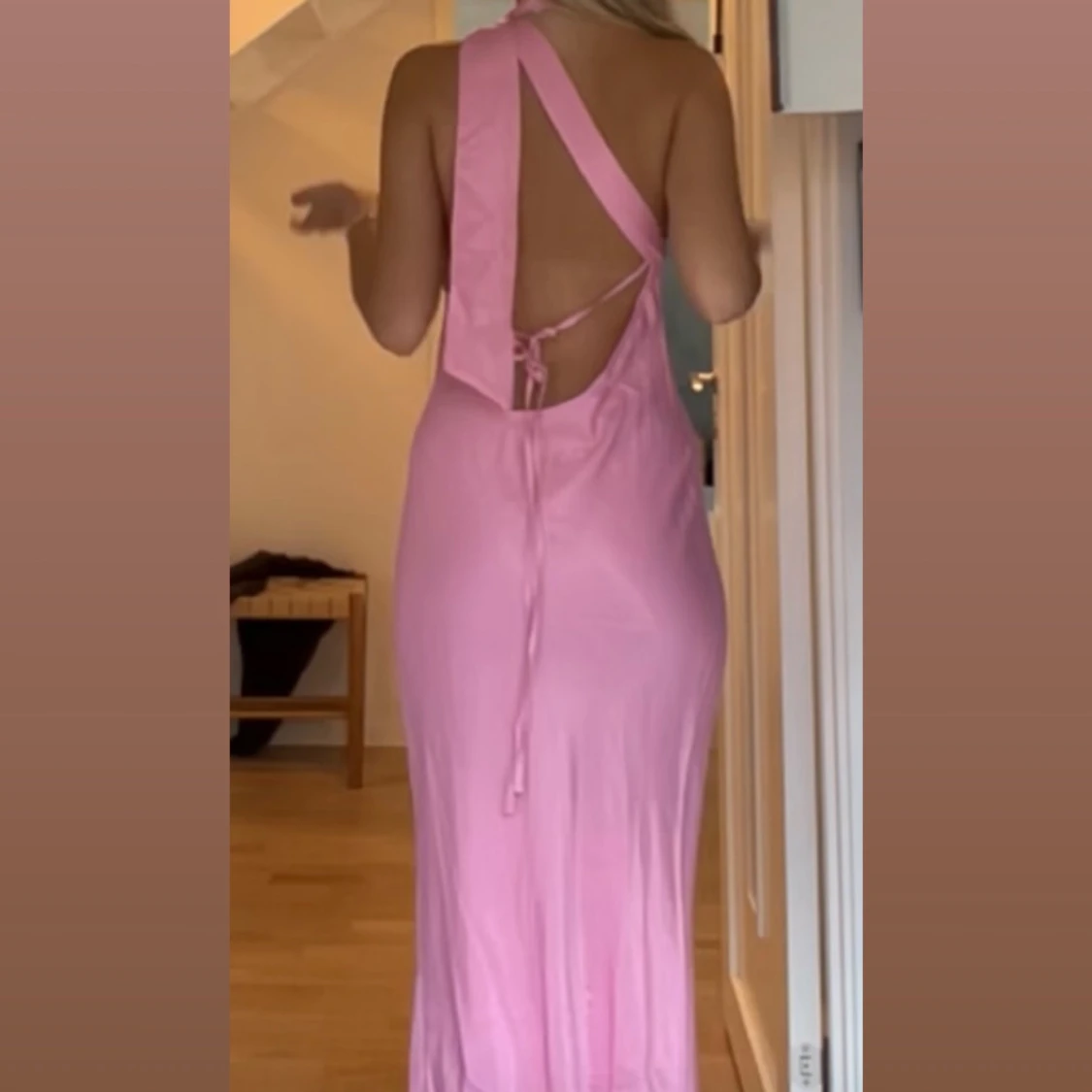 Rosa långklänning med öppen rygg - 1