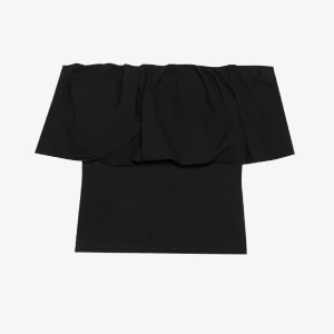 Svart offshoulder tubtopp med volang - Säljer en svart axelbandslös tubtopp med bred volang upptill och smockad midja. Toppen är offshoulder och har en tight passform över kroppen. Perfekt att styla med höga byxor eller kjol för en trendig look. Helt ny med lappen kvar!