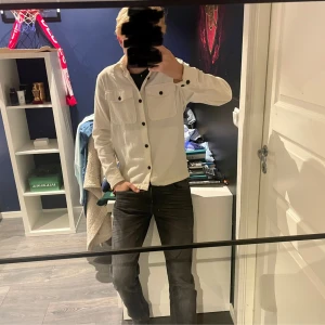 Vit overshirt från Jack & Jones - En perfekt overshirt för sommaren. Tröjan är i vit färg men har blivit lite solblekt efter 1 sommars användning. Den är i storlek xs och är lite liten för mig som är 178
