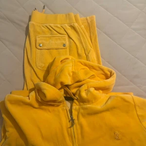 Juicy couture set - Oranget juicy set knappt andvänt. Storlek XL men skulle säga att det är lite mindre än det i storlek