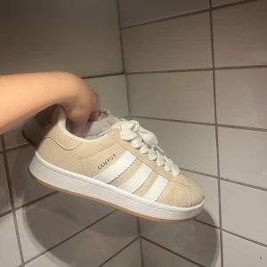 Adidas Campus liknande sneakers - Snygga beiga sneakers som liknar Adidas Campus helt o hållet nästintill. Använda 1-2 ggr för att testa. Superfint skick och finns inget att anmärka på! 