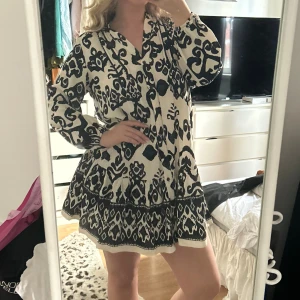 Zara klänning - Super fin kort långärmad klänning knappt använd 🥰