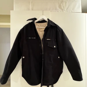 Svart jacka från Zadig & Voltaire - Supersnygg och jättemjuk jacka med fluffigt material inuti från Zadig & Voltaire! Använd fåtal gånger och därmed inga defekter. Säljer då den är lite för liten på mig.💗
